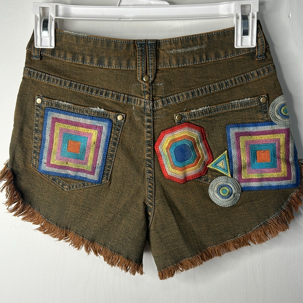 Chaser Distressed Denim Jean Shorts Patch Patched Desert Wash NWT Size 24 - Picture 4 of 5